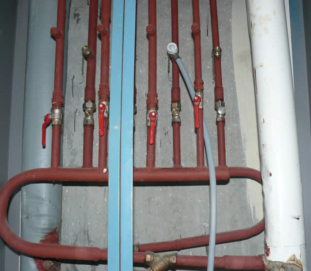 Vypúšťacie ventily pre radiátorový okruh v jednotlivých bytoch